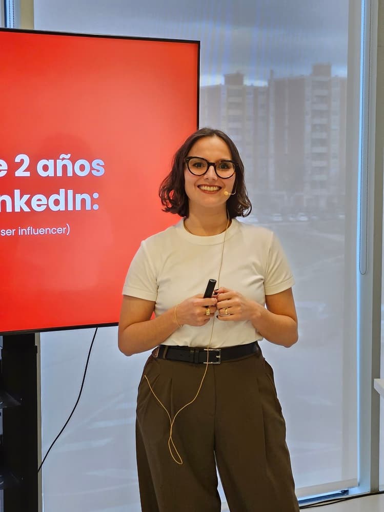 Sofía Ruiz dando una charla